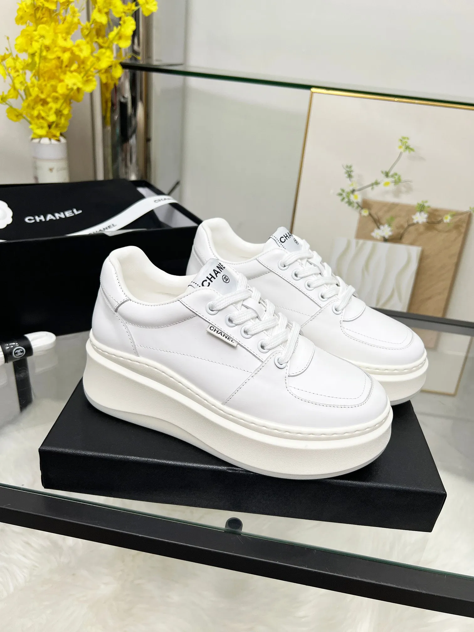 👟👟Ex-factory price 480👟👟 CHANEL 25C spring and summer new sports shoes official website is available at the same time ❤️ Counter out-of-stock kings. Major bloggers are recommending new styles on social days. This season’s new styles are simply eye-catching and look great on the feet. The casual casual sports style is refreshing and natural, interpreting Chanel’s fashionable femininity. The overall customization makes all sports models on the market at that time obsolete. This series is now available for sale! The upper is made of custom imported pebbled calf leather ➕ custom frosted calf leather. The lining is made of original one-to-one professionally customized mesh. Hardware accessories. Original full set of molds (not common in the market). Original custom molded TPU combination outsole. Height 4 cm. Women's size 35-39.
